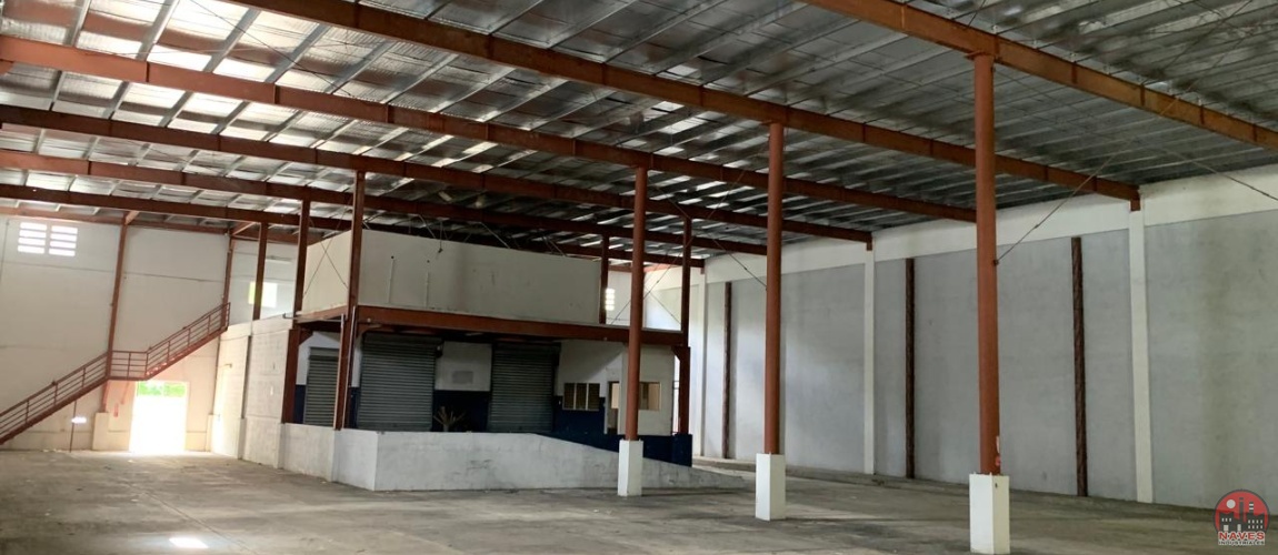 Nave industrial en venta, nave en Autopista Duarte, bodega industrial Santo Domingo, venta de naves industriales, almacén en venta, nave 1600 m², inversión industrial, propiedad industrial República Dominicana, nave con amplio parqueo, acceso Metro Santo Domingo, cercanía Puerto Haina, cercanía Puerto Caucedo, espacio para rastras, nave lista para mudarse