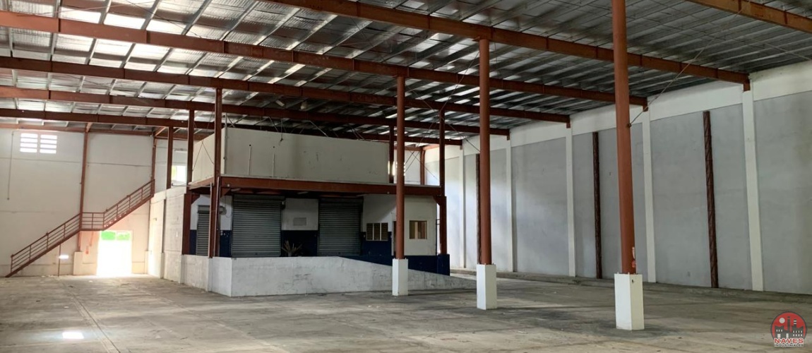 Nave industrial en venta, nave en Autopista Duarte, bodega industrial Santo Domingo, venta de naves industriales, almacén en venta, nave 1600 m², inversión industrial, propiedad industrial República Dominicana, nave con amplio parqueo, acceso Metro Santo Domingo, cercanía Puerto Haina, cercanía Puerto Caucedo, espacio para rastras, nave lista para mudarse